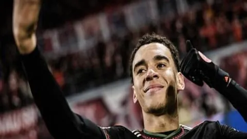 国足教练邵佳年薪曝光：仅李铁八分之一，引发球迷热议真相揭晓！